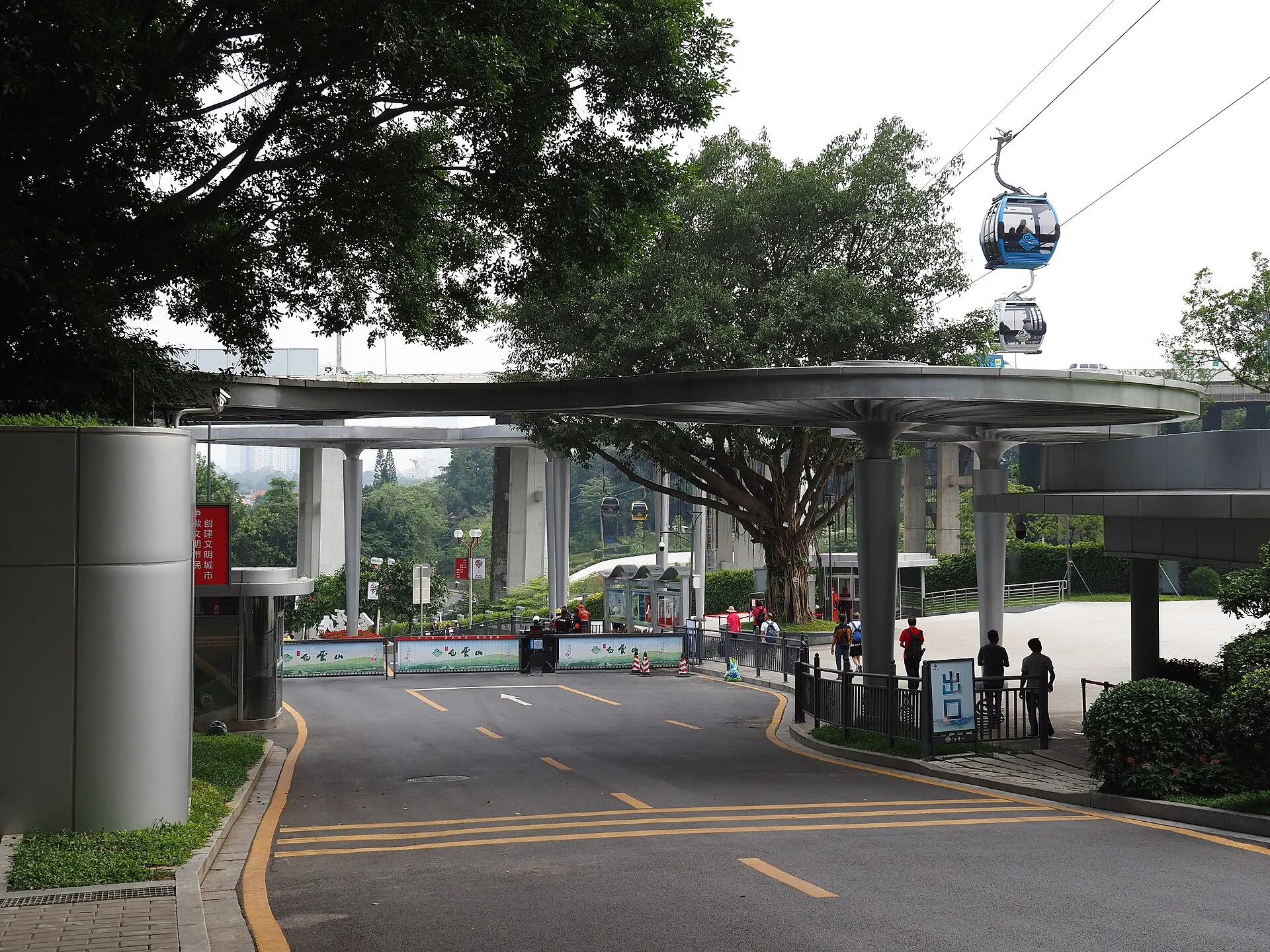 Cable car gondolas above the South Gate approach at Baiyun Mountain