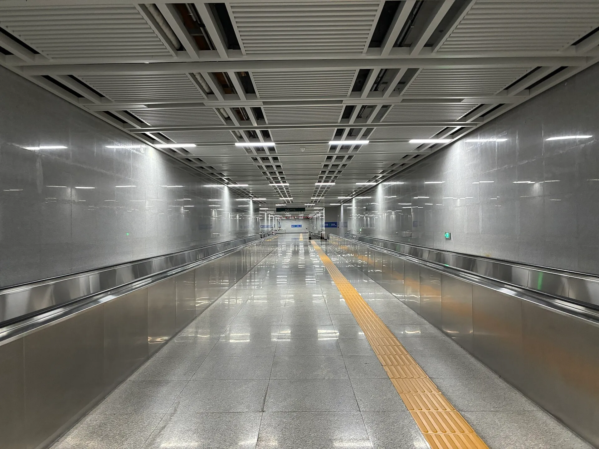 Walkway from Terminal 3 to Shenzhen Airport Railway Station