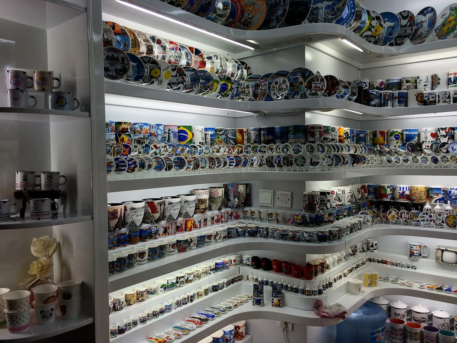 Souvenir mugs and plates on shelves at Yiwu International Trade City